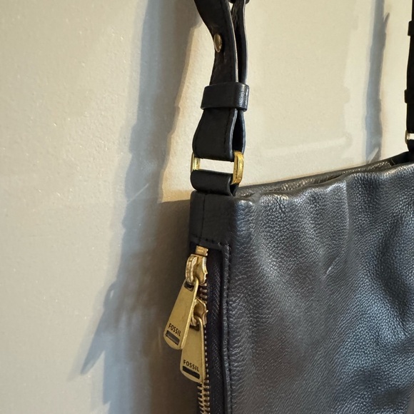 Elegant Fossil Black Leather Crossbody Bag - Picture 4 of 14